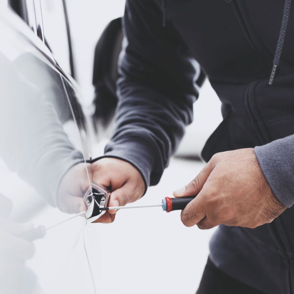 car door locksmith fixing door