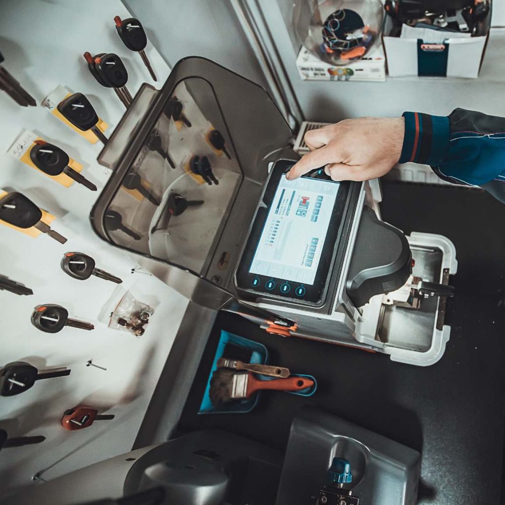 locksmith using key copying machine